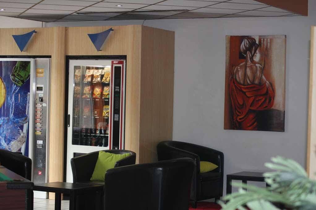 Hotelf1 Cergy Exterior photo